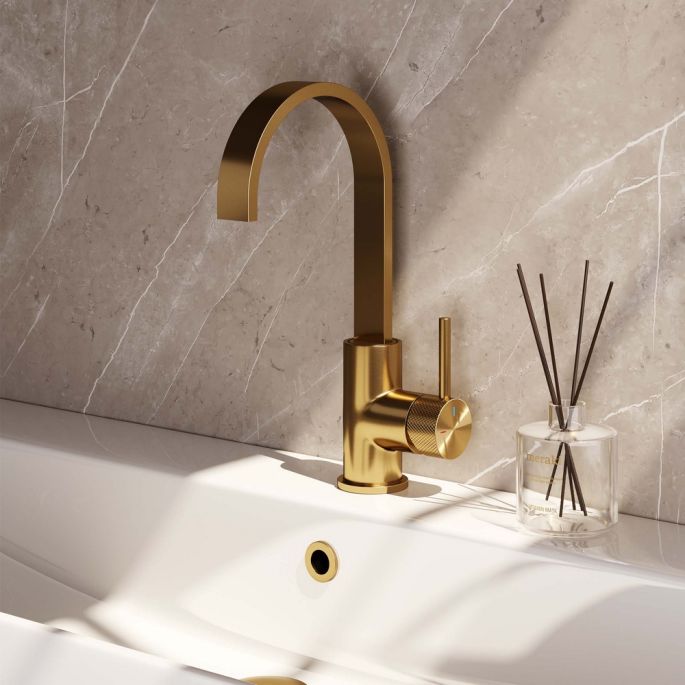 Brauer Carving 5-GG-003-S4 hoge opbouw wastafelmengkraan met draaibare platte uitloop model A goud geborsteld PVD